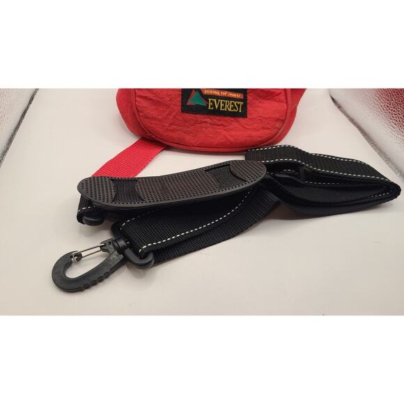 VTG Everest Top Sports Red Nylon Fanny Hip Waist 3 Zip Pockets Adjustable - Picture 3 of 9